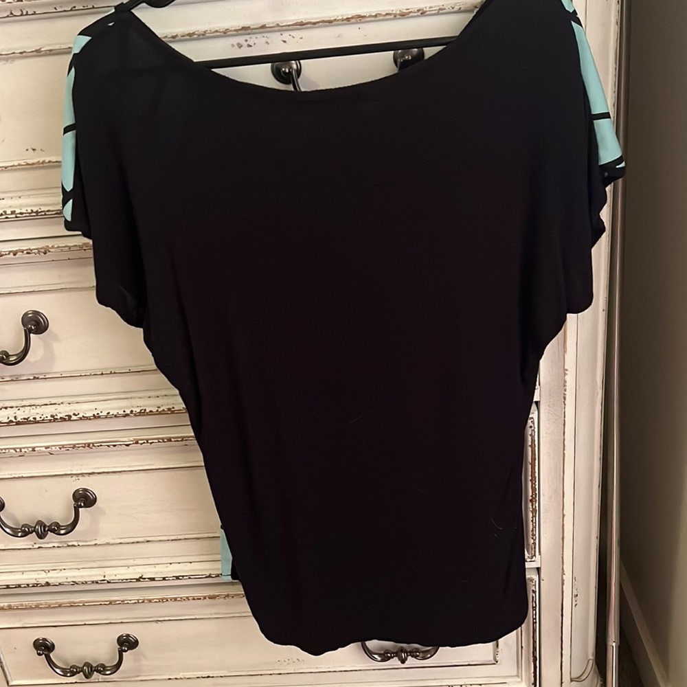 Adorable, teal and black top - Picture 5 of 5